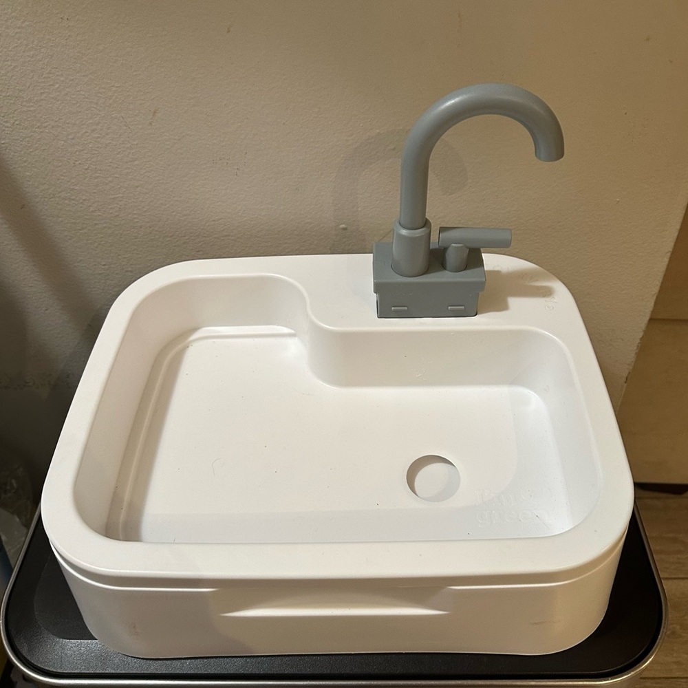 EUC Lovevery Play Sink